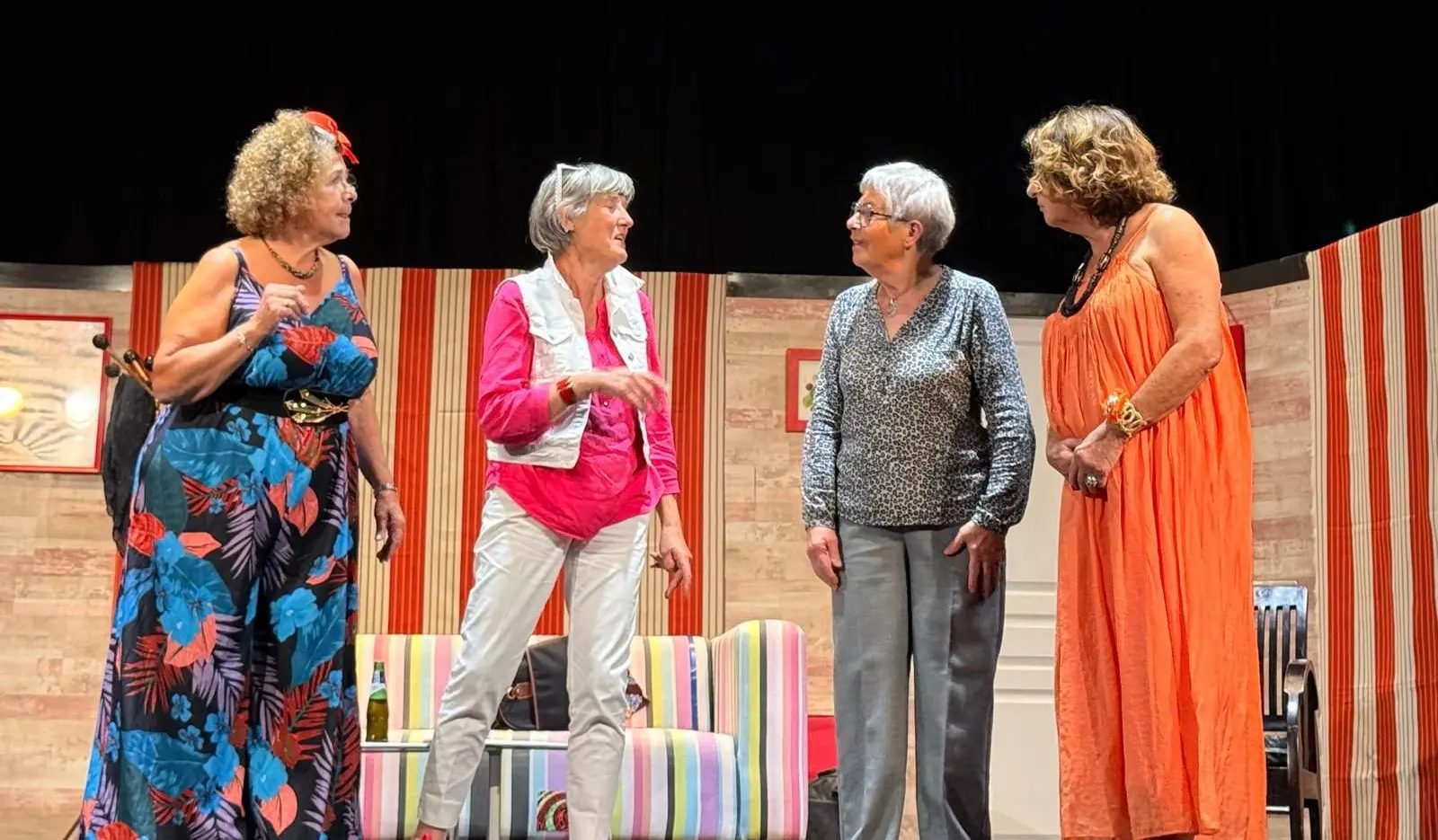 Comédienne sur scène dans la pièce L'Âme Sœur