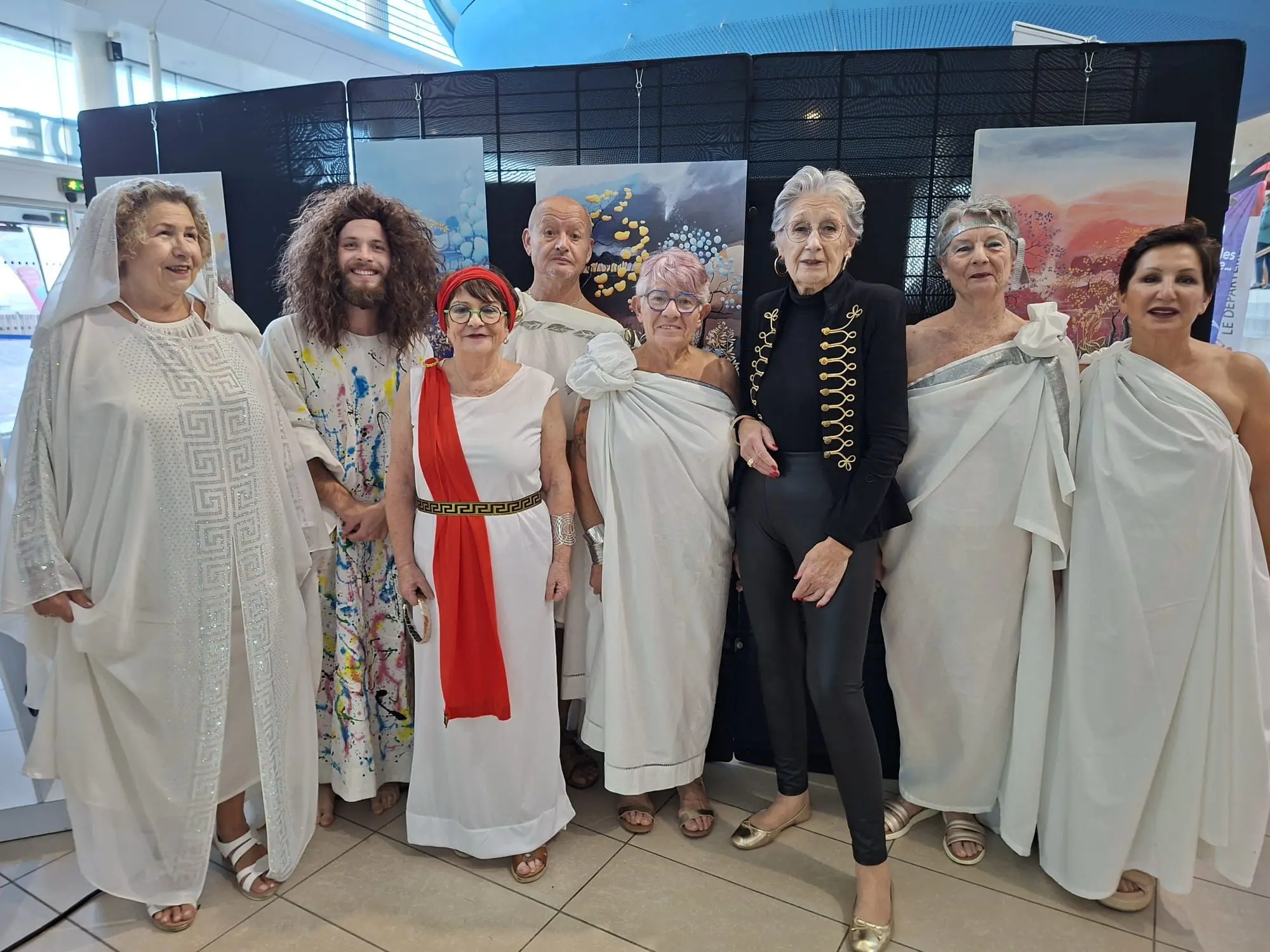 La troupe d'Arts Dane & Cie réunie sur la scène du Vendée Art Show