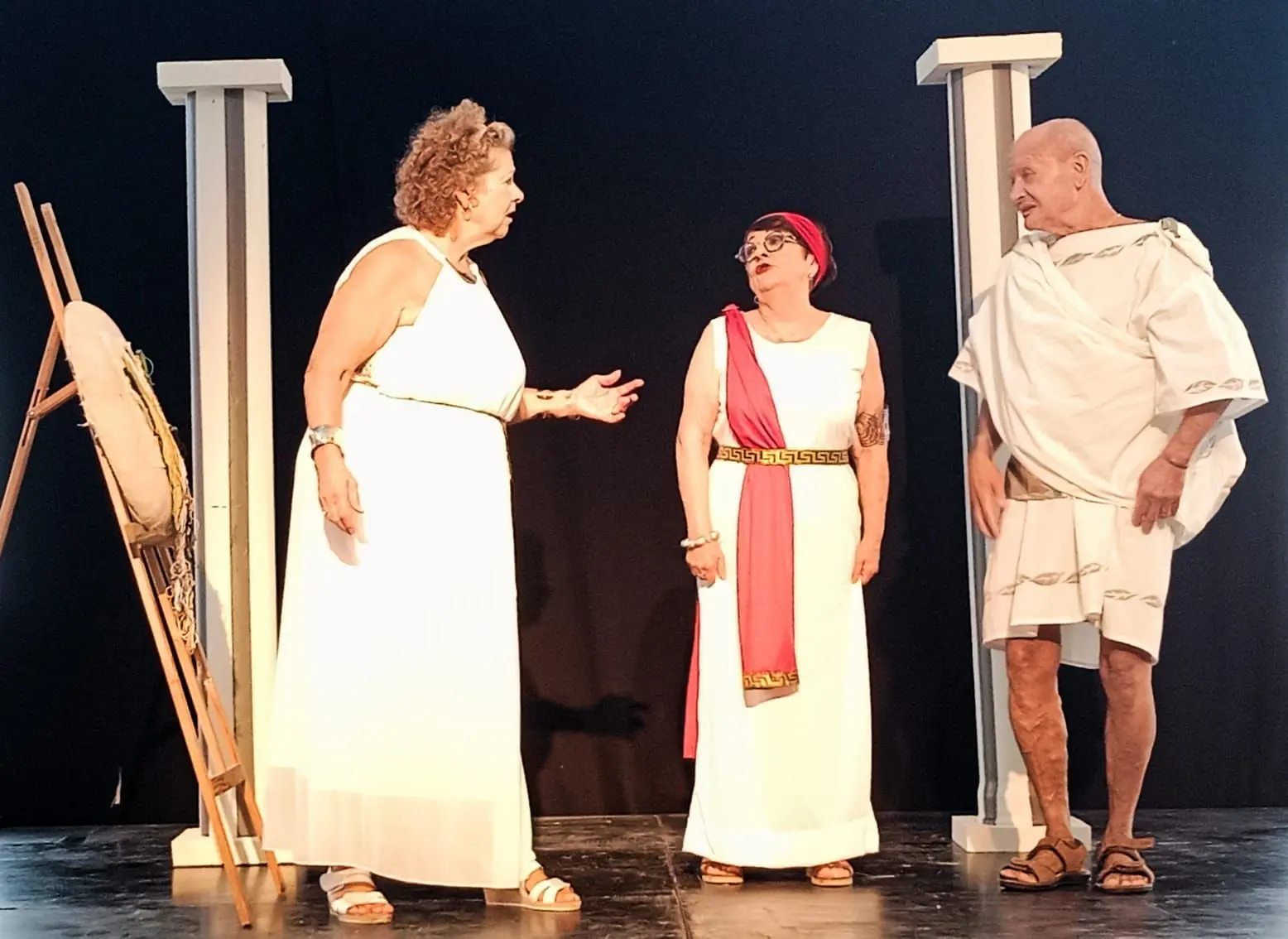 Comédiens en pleine représentation sur la scène du Vendée Art Show